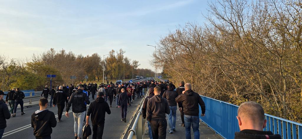 Wychowany_na_X's tweet photo. Kilkuset kibiców Wisły Kraków było dzisiaj w Płocku pod stadionem. https://t.co/xzPCoLVHeD