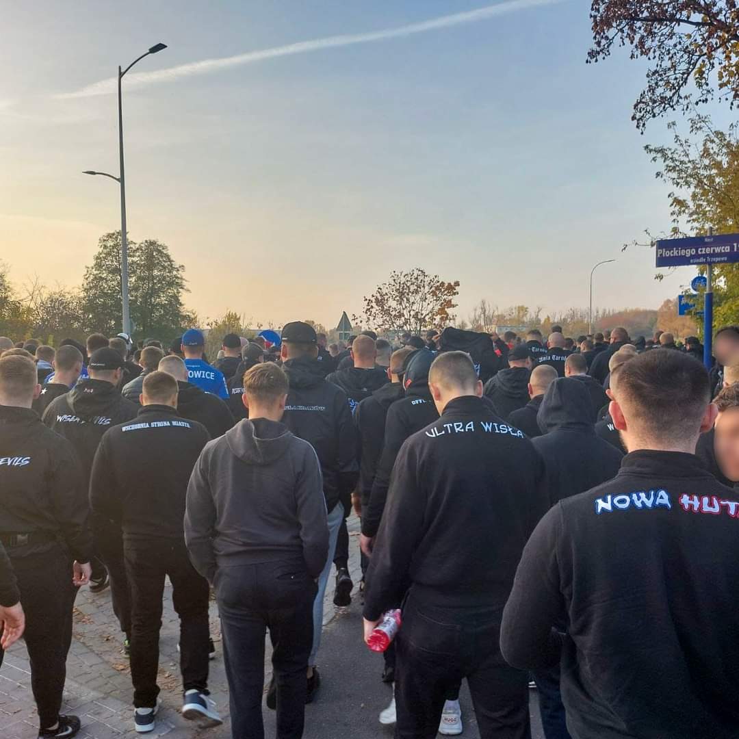 Wychowany_na_X's tweet photo. Kilkuset kibiców Wisły Kraków było dzisiaj w Płocku pod stadionem. https://t.co/xzPCoLVHeD