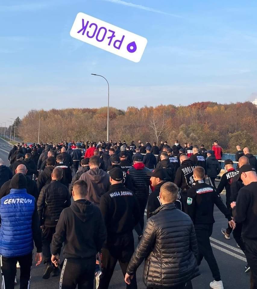 Wychowany_na_X's tweet photo. Kilkuset kibiców Wisły Kraków było dzisiaj w Płocku pod stadionem. https://t.co/xzPCoLVHeD