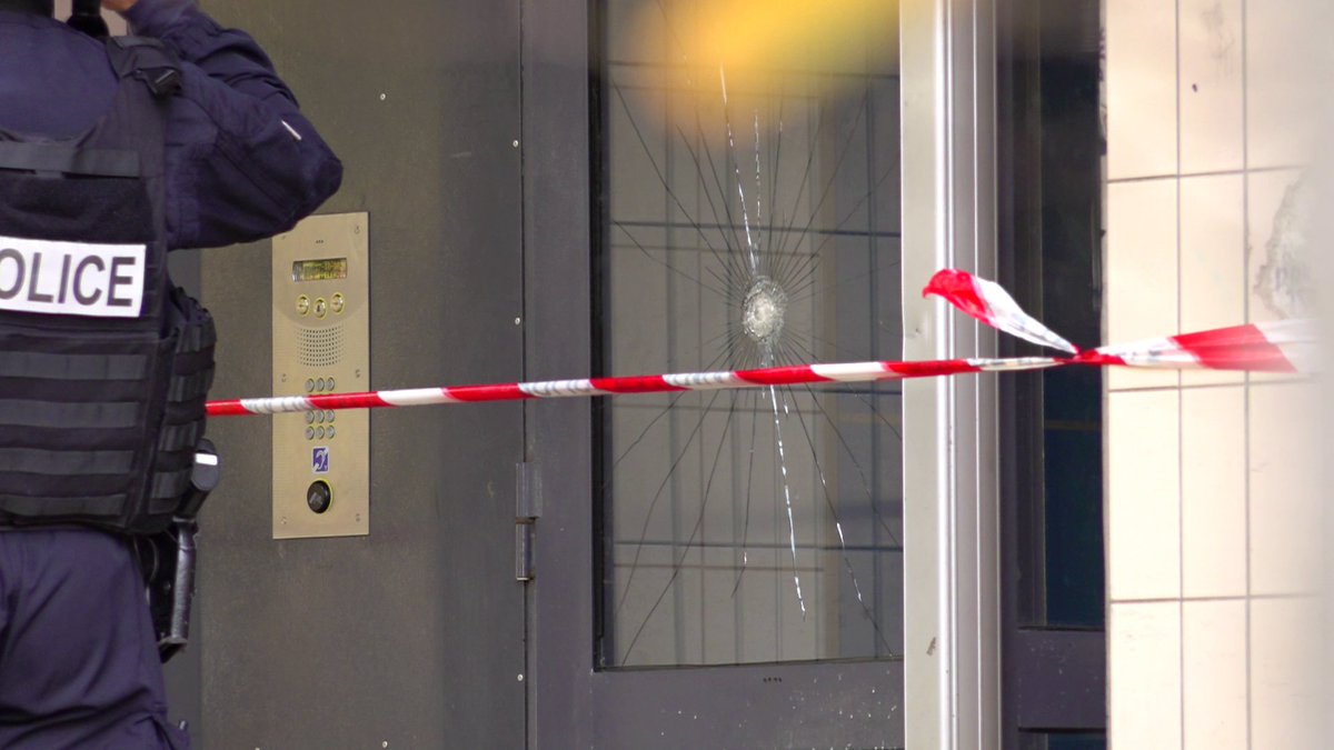 Le quartier de Maurepas à #Rennes  est depuis deux jours le théâtre d'affrontements sur fond de trafic de drogue. 
Des coups de feu et les deux balles reçues par un garçon de 5 ans ont poussé le ministre de l'Intérieur à envoyer des CRS

Plus d'infos ▶️urls.fr/hhYd4G