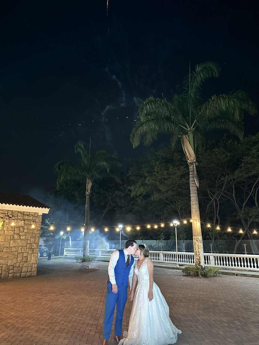 dianaly05's tweet photo. Mi esposo me regaló la boda de mis sueños 🥹🥰 https://t.co/aV7wXG5vlR