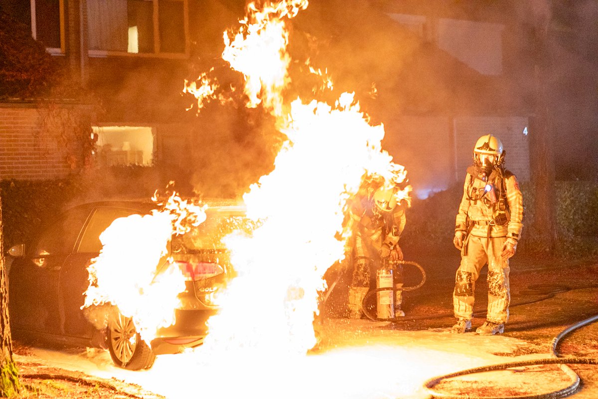 Auto in vlammen opgegaan op de Tijnje in Zwolle