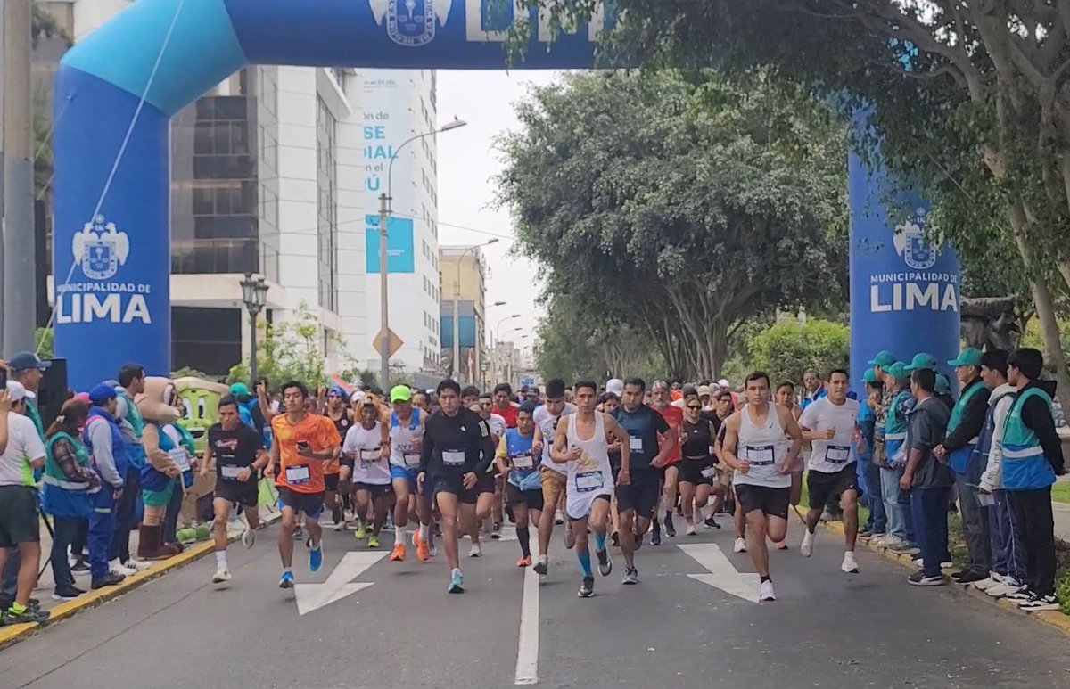 MuniLima's tweet photo. ¡Corriendo por una #Lima más sostenible!

Vecinos y deportistas se unieron a la emocionante carrera #LimaRAEE5k, que combinó el deporte y la conciencia #ambiental sobre el manejo de los residuos de aparatos #eléctricos y #electrónicos.  

¡Unidos trotamos por el #medioambiente! https://t.co/xVvPhJPLtB