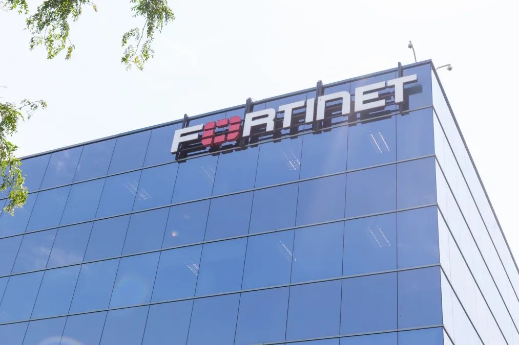 CycuraMX's tweet photo. 🛡️Lecciones del reciente ataque a Fortinet y su impacto potencial en Telefónica

El reciente ataque a Fortinet, proveedor de ciberseguridad de Telefónica, plantea un riesgo importante. 

En septiembre, Fortinet confirmó que ciberdelincuentes accedieron a archivos en una unidad de almacenamiento compartida con terceros. 

A pesar de que Fortinet asegura que el impacto fue limitado, el caso ha generado preocupación.

🕵️‍♂️ Detalles del incidente

Medios como Bleeping Computer indican que el atacante, conocido como "Fortibitch", intentó extorsionar a Fortinet. 

Este último se habría negado a pagar el rescate. 

Como resultado, la seguridad de los datos de múltiples clientes corporativos, entre ellos Telefónica, podría estar comprometida.

📧 Una segunda brecha en FortiManager

Este mismo mes, se difundieron rumores sobre una nueva vulnerabilidad en FortiManager, la herramienta de gestión de Fortinet. 

Publicaciones en redes indican que Fortinet alertó discretamente a algunos clientes, detallando acciones para mitigar el riesgo.

💡 Lección crítica para las empresas

Cuando un proveedor de ciberseguridad se ve comprometido, los efectos se extienden a sus clientes. 

Es esencial revisar con frecuencia las medidas de seguridad de los proveedores y estar preparados ante posibles incidentes.

Este caso es una clara advertencia. 

La seguridad de tu empresa no depende solo de tus sistemas, sino también de la fortaleza y la respuesta rápida de tus proveedores en situaciones críticas.