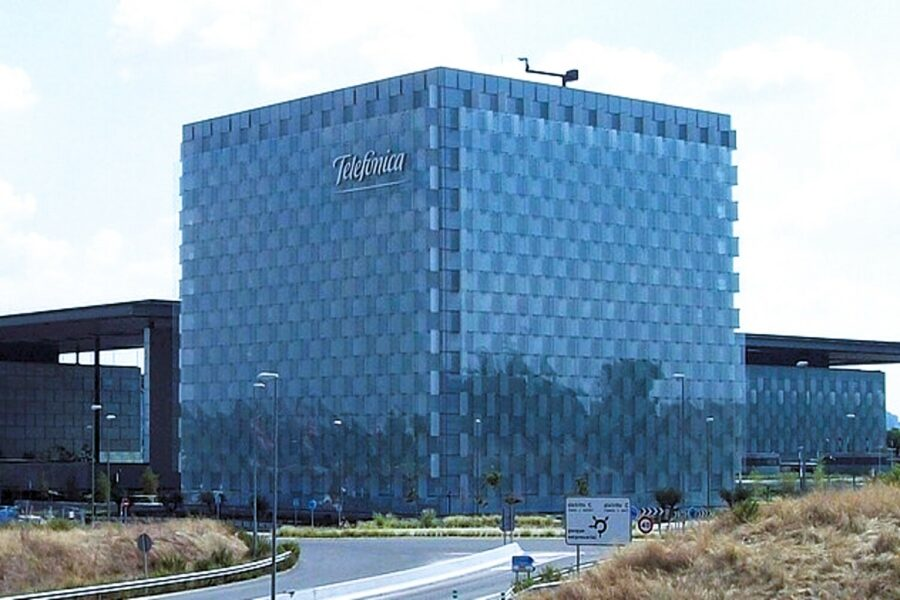 CycuraMX's tweet photo. 🛡️Lecciones del reciente ataque a Fortinet y su impacto potencial en Telefónica

El reciente ataque a Fortinet, proveedor de ciberseguridad de Telefónica, plantea un riesgo importante. 

En septiembre, Fortinet confirmó que ciberdelincuentes accedieron a archivos en una unidad de almacenamiento compartida con terceros. 

A pesar de que Fortinet asegura que el impacto fue limitado, el caso ha generado preocupación.

🕵️‍♂️ Detalles del incidente

Medios como Bleeping Computer indican que el atacante, conocido como "Fortibitch", intentó extorsionar a Fortinet. 

Este último se habría negado a pagar el rescate. 

Como resultado, la seguridad de los datos de múltiples clientes corporativos, entre ellos Telefónica, podría estar comprometida.

📧 Una segunda brecha en FortiManager

Este mismo mes, se difundieron rumores sobre una nueva vulnerabilidad en FortiManager, la herramienta de gestión de Fortinet. 

Publicaciones en redes indican que Fortinet alertó discretamente a algunos clientes, detallando acciones para mitigar el riesgo.

💡 Lección crítica para las empresas

Cuando un proveedor de ciberseguridad se ve comprometido, los efectos se extienden a sus clientes. 

Es esencial revisar con frecuencia las medidas de seguridad de los proveedores y estar preparados ante posibles incidentes.

Este caso es una clara advertencia. 

La seguridad de tu empresa no depende solo de tus sistemas, sino también de la fortaleza y la respuesta rápida de tus proveedores en situaciones críticas.