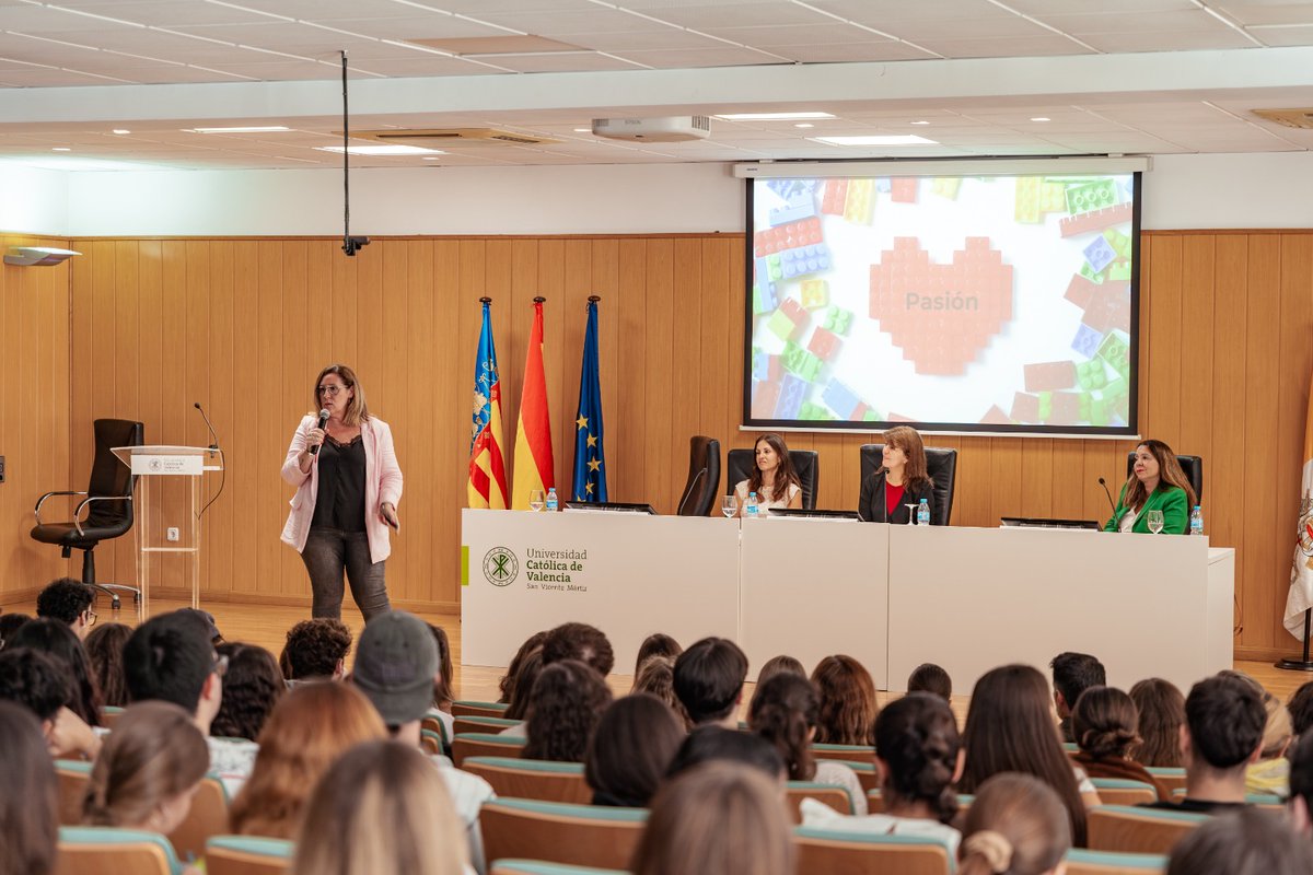 Nuestra directora participó en el Foro de Empleo de la Fac. de Veterinaria y CC. Experimentales de <a href="/UCV_svm/">Universidad Católica de Valencia</a> 
👩‍🏫Lluch compartió algunas claves sobre los procesos de selección
>Buena actitud 
>Ganas de aprender
>Hacer prácticas y sobre todo
😍¡BUSCAR LO QUE TE APASIONA!