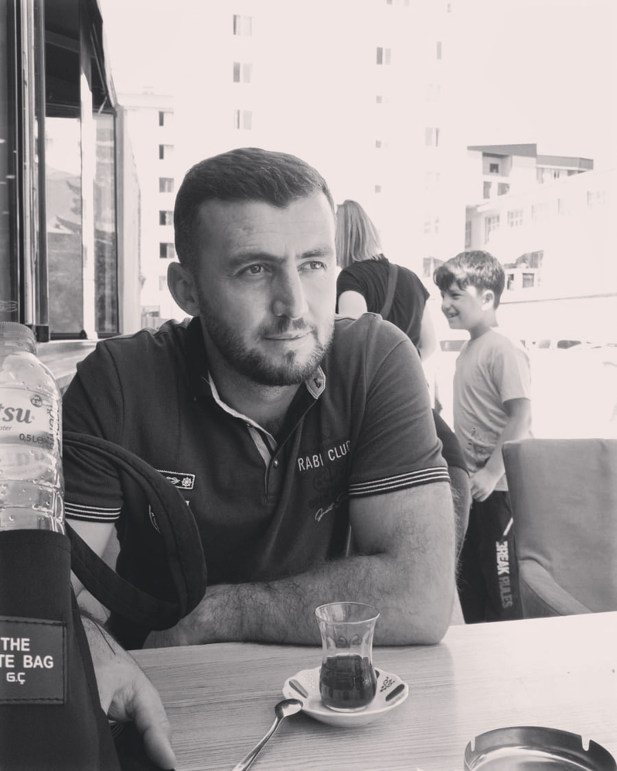 Saraydaki Yusuf'a herkes dost olur. Önemli olan kuyudaki Yusuf'a dost olabilmek.