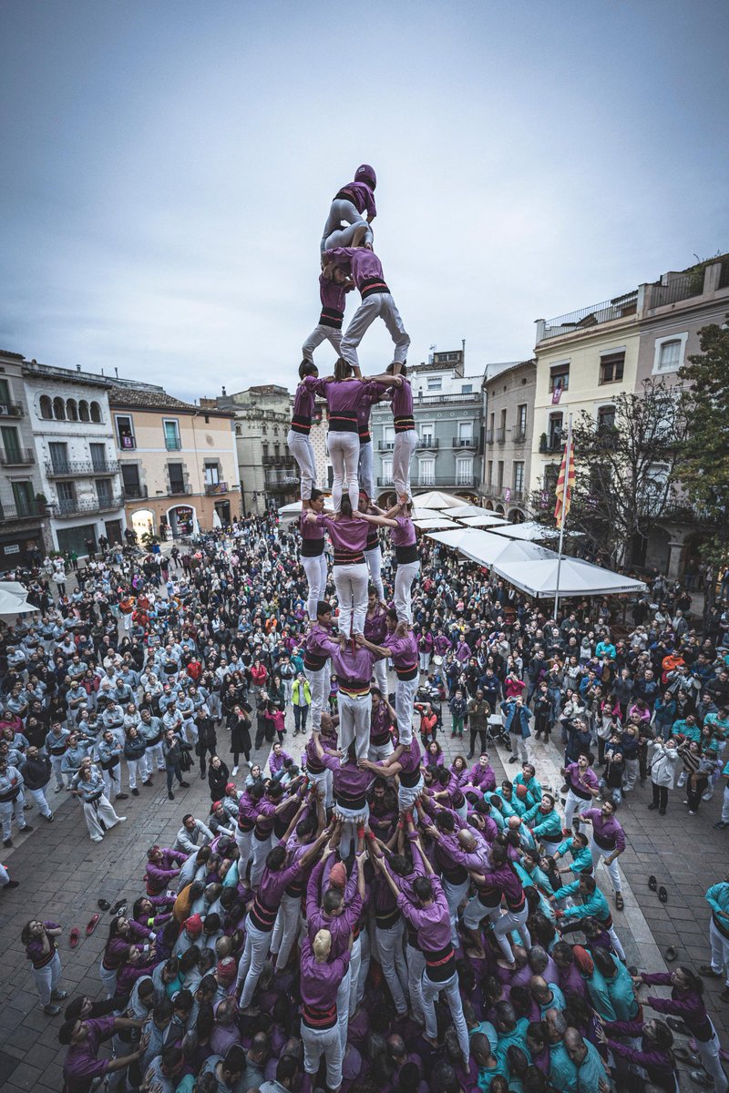 xek_in's tweet photo. No és només la història dels Moixiganguers , també la de la PLAÇA i la CIUTAT.

Ahir, per primera vegada, Igualada va viure una diada amb 4 castells de 9. Gràcies @Verds i @moixiganguers per fer-ho possible.

#castells #Igualada 
📸 @paucorcelles @torrenyo #HumanTowers https://t.co/RNVVLE4miz