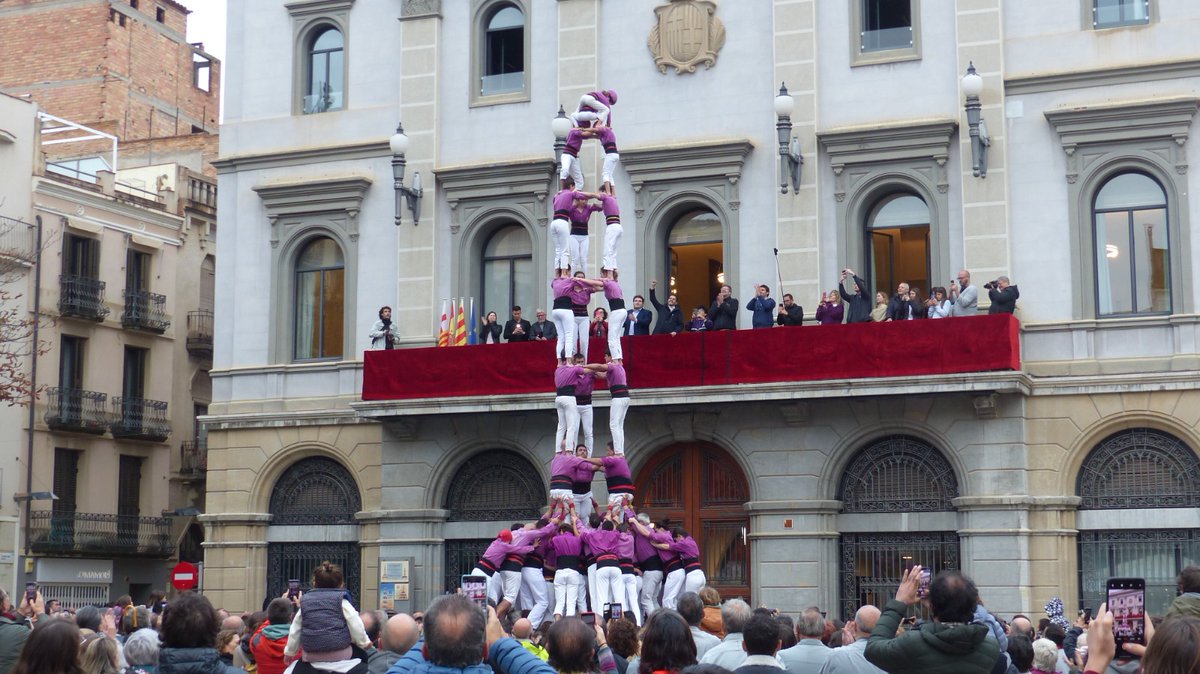 xek_in's tweet photo. No és només la història dels Moixiganguers , també la de la PLAÇA i la CIUTAT.

Ahir, per primera vegada, Igualada va viure una diada amb 4 castells de 9. Gràcies @Verds i @moixiganguers per fer-ho possible.

#castells #Igualada 
📸 @paucorcelles @torrenyo #HumanTowers https://t.co/RNVVLE4miz