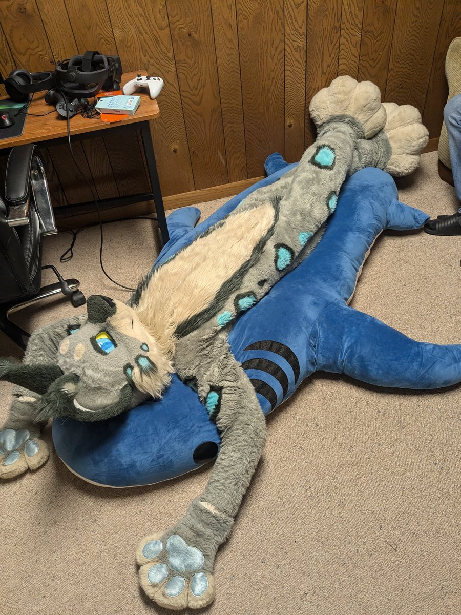 chewiescuz's tweet photo. There is something so fun about putting your partner into your fursuit at a Halloween party, and entering rooms when they leave, the confusion is so fun xD

@PhilcoPredicta 
@mosdjos https://t.co/ikavB4njMa