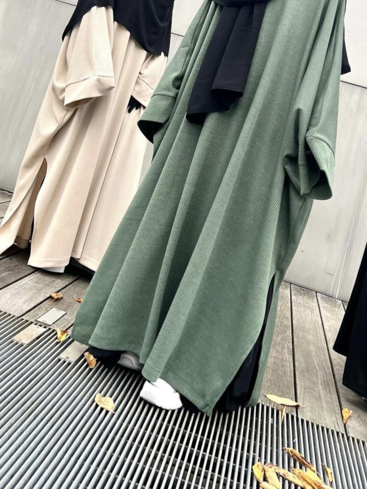 ⏳⏳⏳ tic tac tic tac… 
Elles sont bientôt de retour in shaa Allah 
Votre chouchou de l’hiver depuis 3 ans Allahouma Baarak j’ai nommé la Sur Abaya Assouan sera en ligne avant la fin de semaine bi idniLlah dans 4 coloris 😎