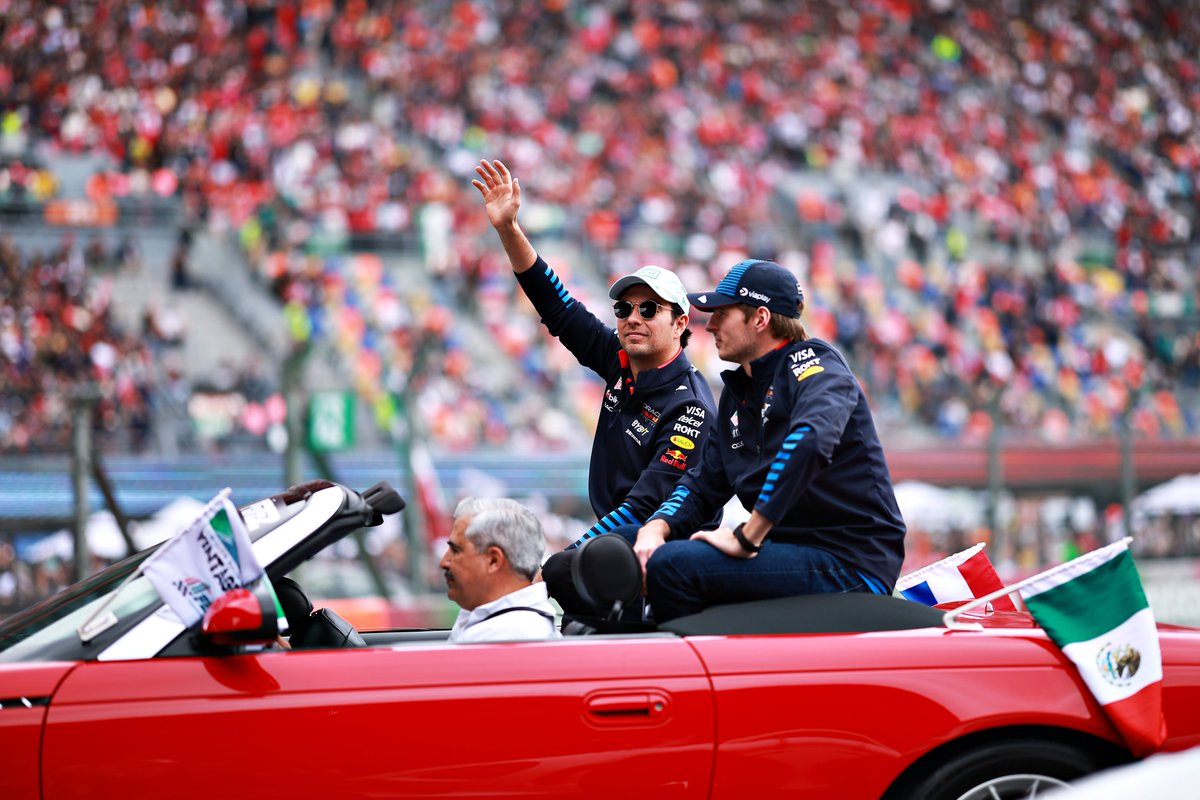 redbullracing's tweet photo. VIVA LA MÉXICOOOOOOOO
#F1 || #mexicoGP 🇲🇽 https://t.co/2qWH8Orve2