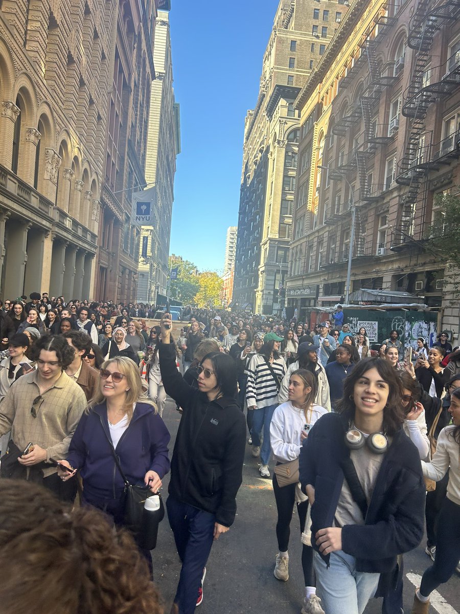 JD_NYC1998's tweet photo. the crowd for the timothée chalamet look alike https://t.co/aJCzQRMVlH