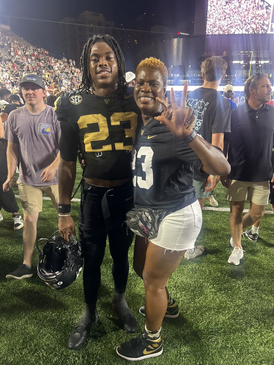IamMissTee77's tweet photo. I need to see more of this is in action. His vibe is electric…… #SupportiveMom @AjNewberry5 https://t.co/qHWXRFmbc3