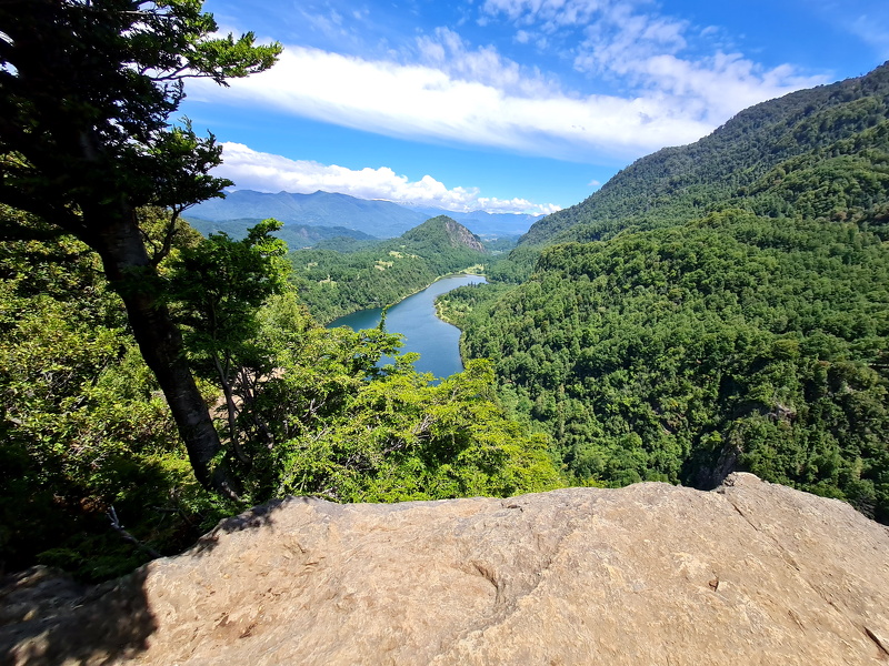 gipfelwelt's tweet photo. Kleine Wanderung vom offiziellen Parkplatz hinauf durch den Wald zum Mirador El Leon. Der Aussichtspunkt bietet einen grandiosen Blick über die Laguna del León. #Archiv #Araucania #Chile #Curarrehue #Gipfelwelt #Spaziergang #Tagestour #Tourenbericht
https://t.co/D4PMxEWOxj https://t.co/oIfzCotCO1