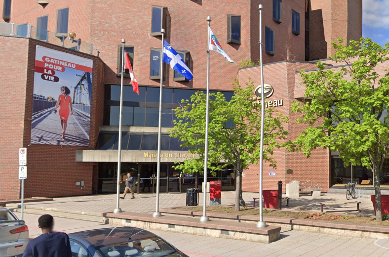 pierreyallard's tweet photo. «Il serait grand temps que le gouvernement québécois rappelle aux municipalités qu'elles doivent s'afficher - même par le drapeau - comme des institutions québécoises. Vivement qu'on retire l'unifolié de nos hôtels de ville et mairies!» Sur mon blogue. https://t.co/ynysIdk6Fc https://t.co/kih4SnwGYA