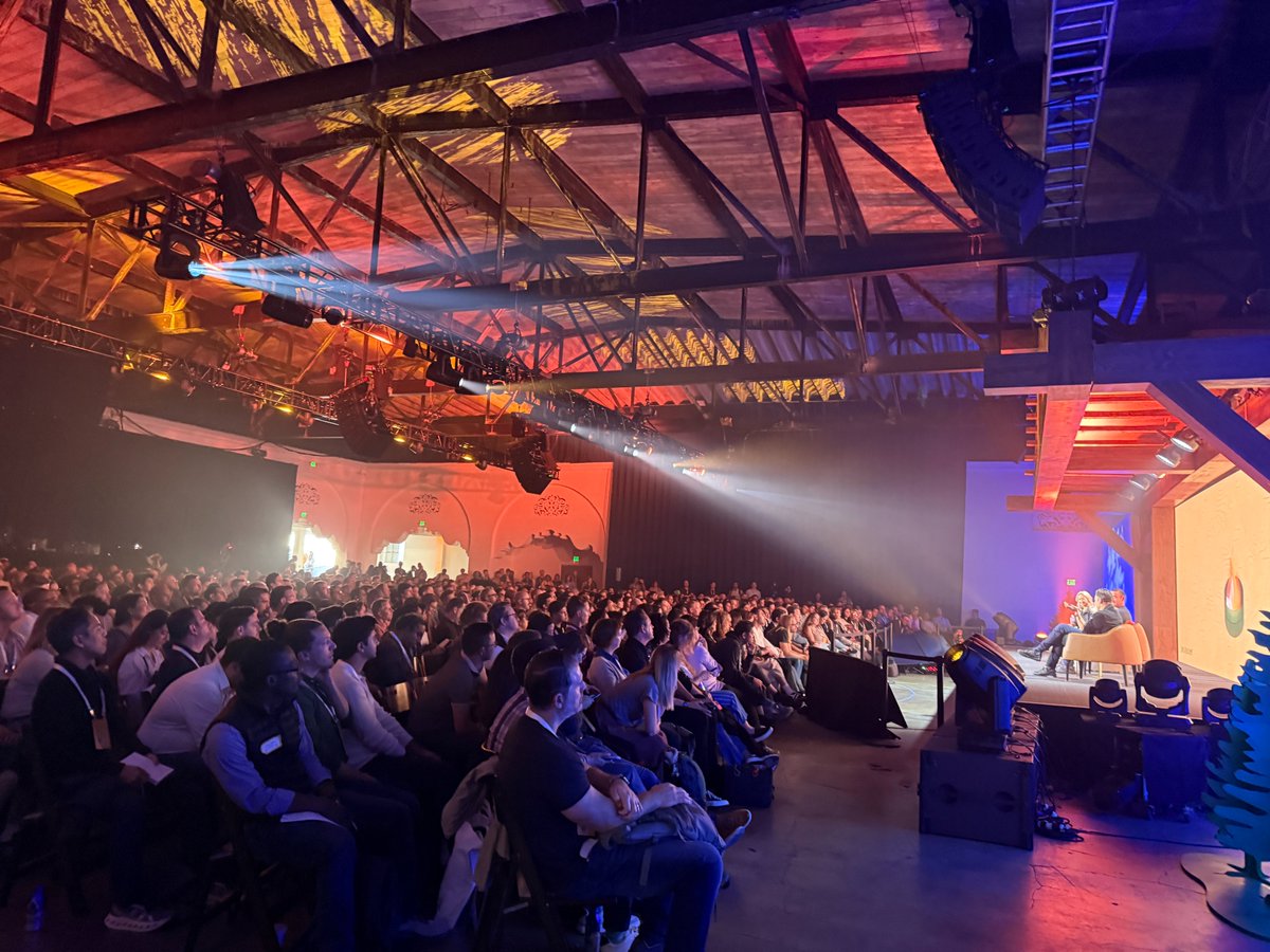 Standing room only for the <a href="/mikeyk/">Mike Krieger</a> <a href="/kevinweil/">Kevin Weil 🇺🇸</a> <a href="/saranormous/">sarah guo</a> conversation to close the summit ✨