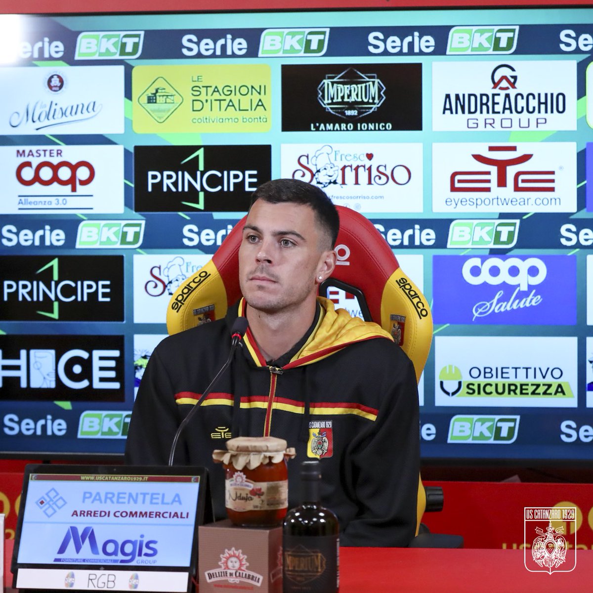 USCatanzaro1929's tweet photo. Pontisso 🗣: “Abbiamo approcciato bene la gara. Siamo stati bravi ad indirizzare subito la partita”.

Le parole nel post-gara 👉 https://t.co/RpnAkwDH6f

 #AvantiAquile 🟡🔴 https://t.co/WZqfqyjKcl
