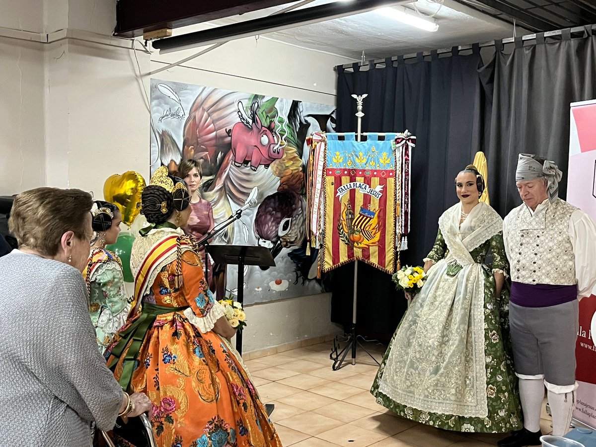 Ahir va tindre lloc l’acomiadament del quadre d’honor 2024 i la proclamació de la nostra fallera major per al 2025.
Irene, Hugo, Ana; ha sigut tot un plaer.❤️
Rosa, anem per un any inoblidable! 🥳
ENHORABONA! 🔥
#fm #proclamació #fpj #falles25 
<a href="/AgrumercatJesus/">Fed. Agr. Falles Mercat Jesús</a>