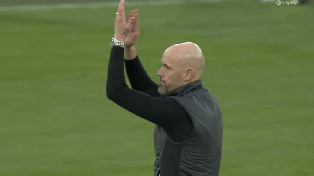 oltsport_'s tweet image. 👏 Erik ten Hag thanked the fans after losing to West Ham.

#ItIsAProcess ~ #TrustTheProcess .. 

#WHUMU || #WHUMUN