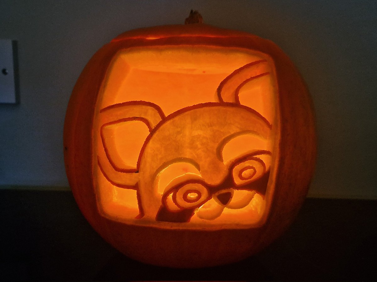 DreadWolfo's tweet photo. Pumpkin carving time!
Here's my attempt at the good boi Rambley next to my boyfriends Feathers McGraw carving :3 https://t.co/D0t3f89kbQ