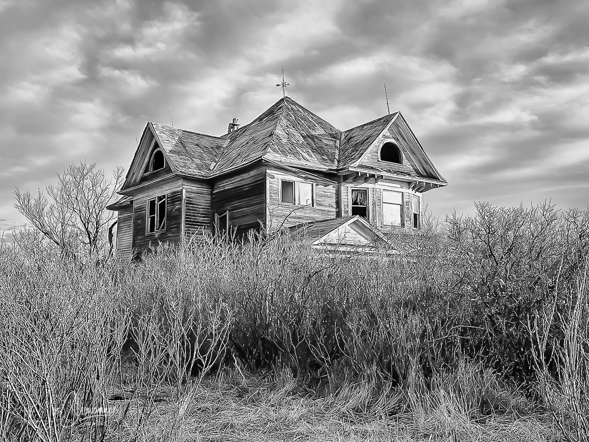 JoeisCranky's tweet image. Easily the largest abandoned home (built in 1919) that I have been lucky enough to photography.  Might be the largest for its era in Alberta. More to come.  #abandoned #Alberta #History #explore #backroads #canon #blackandwhitephoto #mansion #house #rural