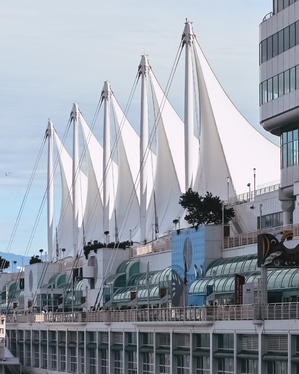 Canada Place es uno de los íconos más emblemáticos de Vancouver, donde se fusionan la belleza natural y la arquitectura única. Desde aquí, las vistas al puerto y a las montañas son simplemente espectaculares. 🇨🇦✨
📸: @mle_bb