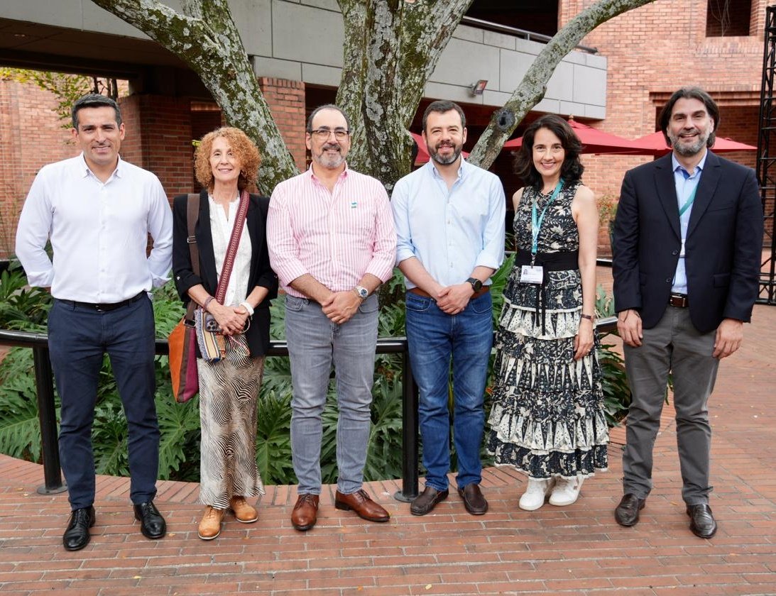 🟢 Aprovechamos este espacio para reunirnos con el presidente de <a href="/AgendaCAF/">CAF</a>, <a href="/sergiodigra/">Sergio DiazGranados</a>, y otros directivos de esta organización, para explorar opciones de financiación y acceso a recursos con la entrada a la Red de Biodiverciudades.