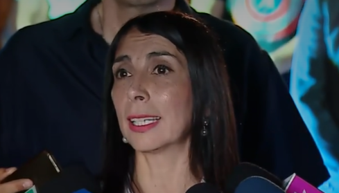Cooperativa's tweet photo. [MINUTO A MINUTO🗳️] Karla Rubilar (Chile Vamos) admite su derrota en Puente Alto: Felicito al candidato ganador, tiene un desafío precioso en la comuna más importante del país. Pido que cuide los avances. Le deseo que le vaya bien #CooperativaElecciones https://t.co/ZqcRSEwpgZ https://t.co/v633Od5wL4