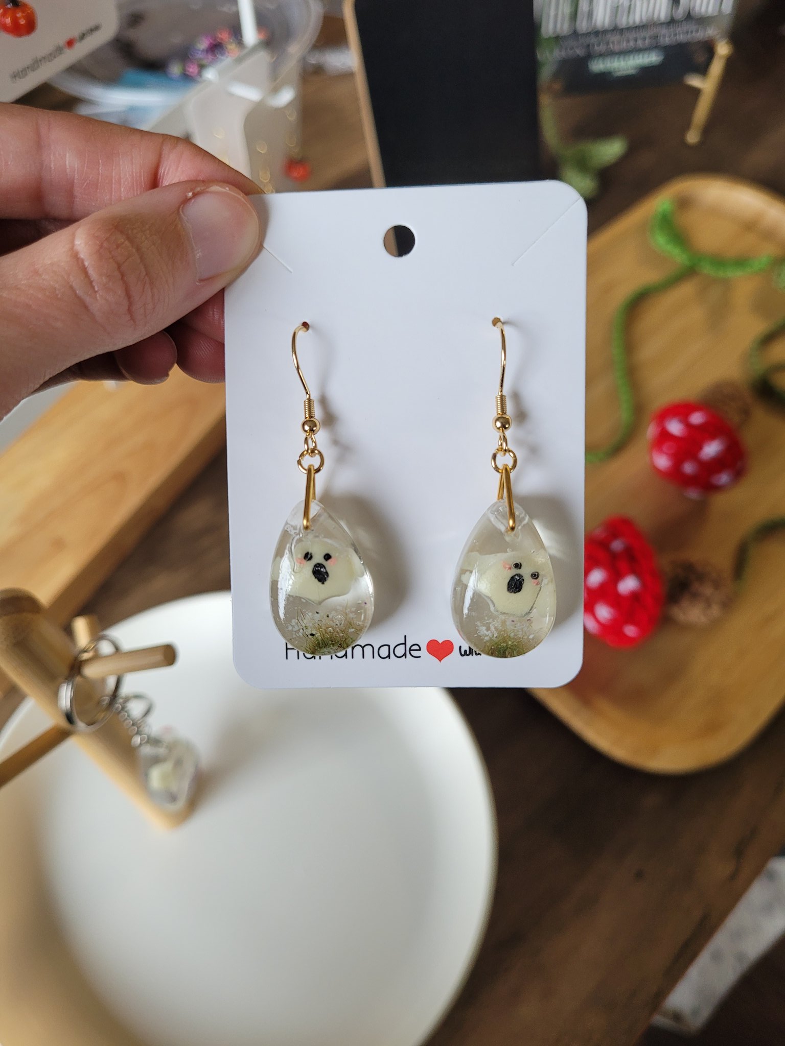 1 pic. Ghost earrings! https://t.co/sbvMTPrVOz