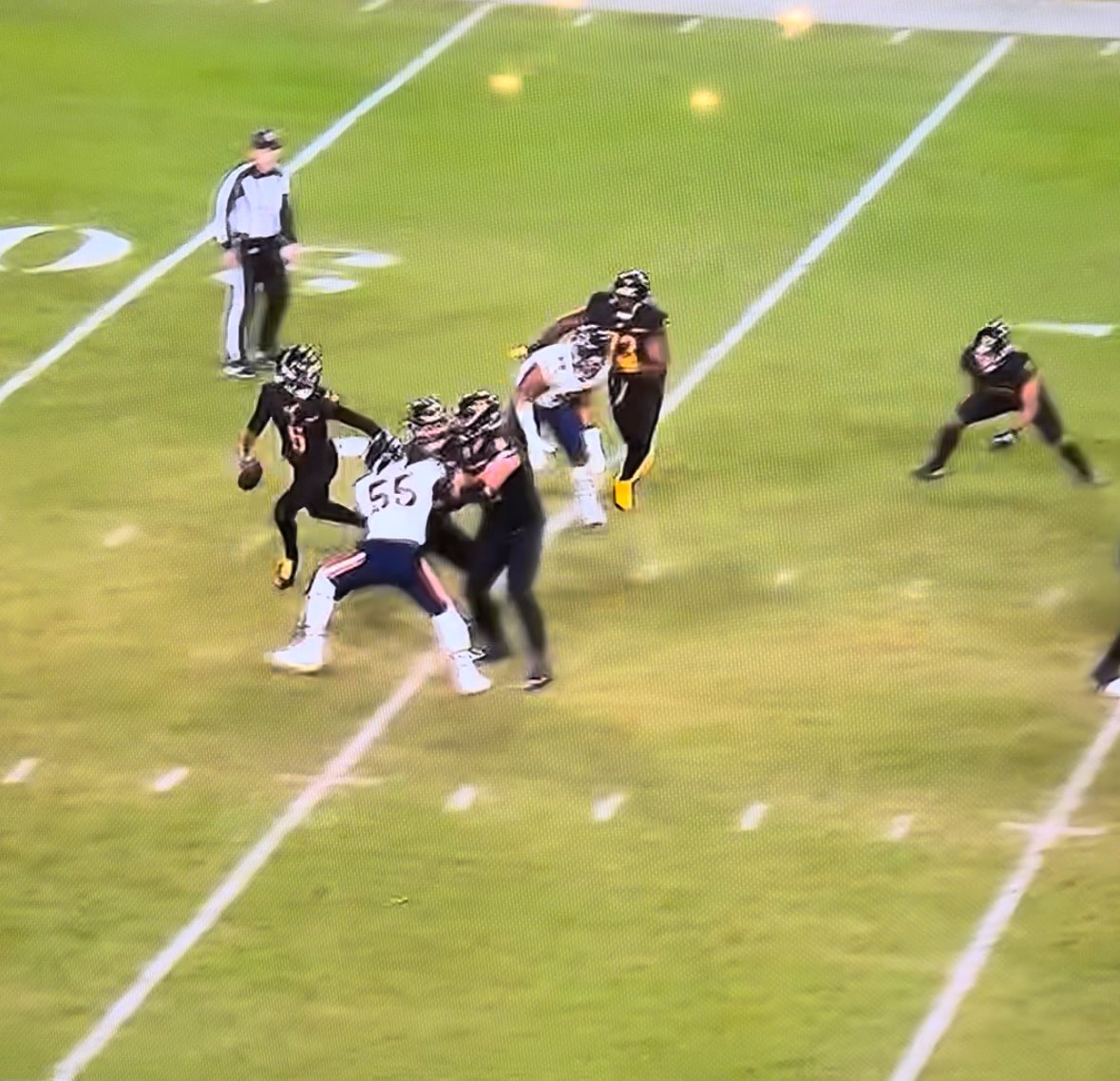 carmendefalco's tweet photo. Look, the #Bears obvious got outplayed and deserved to lose so maybe it’s just the universe getting its justice, but how is this not holding……. https://t.co/1JkCdArc6e