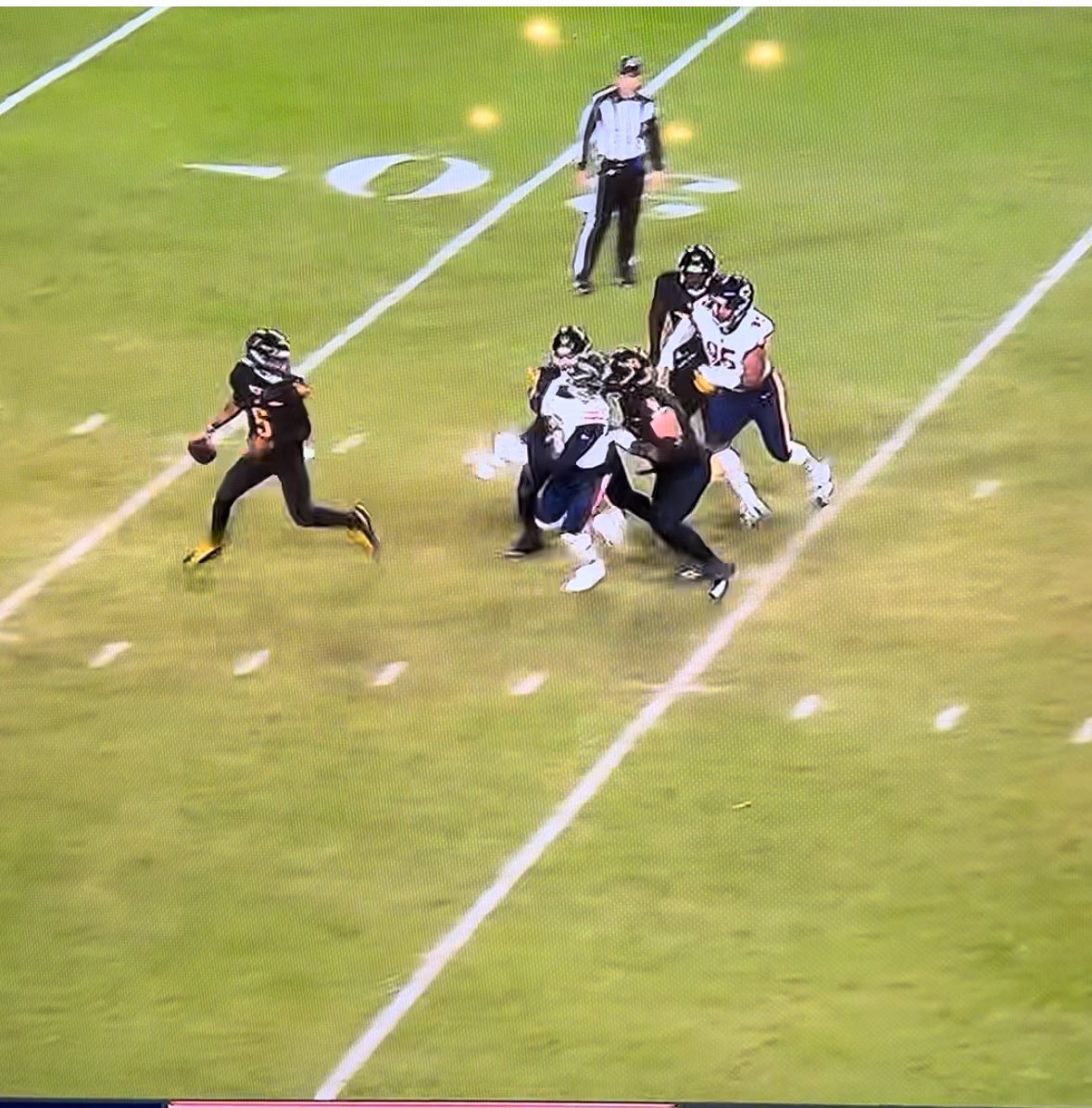 carmendefalco's tweet photo. Look, the #Bears obvious got outplayed and deserved to lose so maybe it’s just the universe getting its justice, but how is this not holding……. https://t.co/1JkCdArc6e