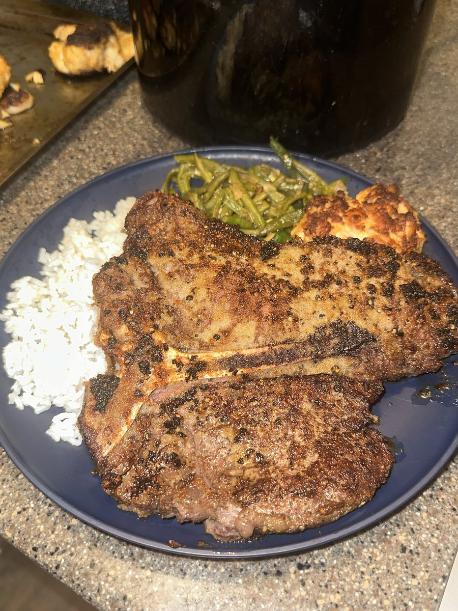ummm_jaay's tweet photo. just in case yall forgot… it’s MISS CHEF💕 #foodislife #goodeatsbyjay https://t.co/vxpQllDTfh
