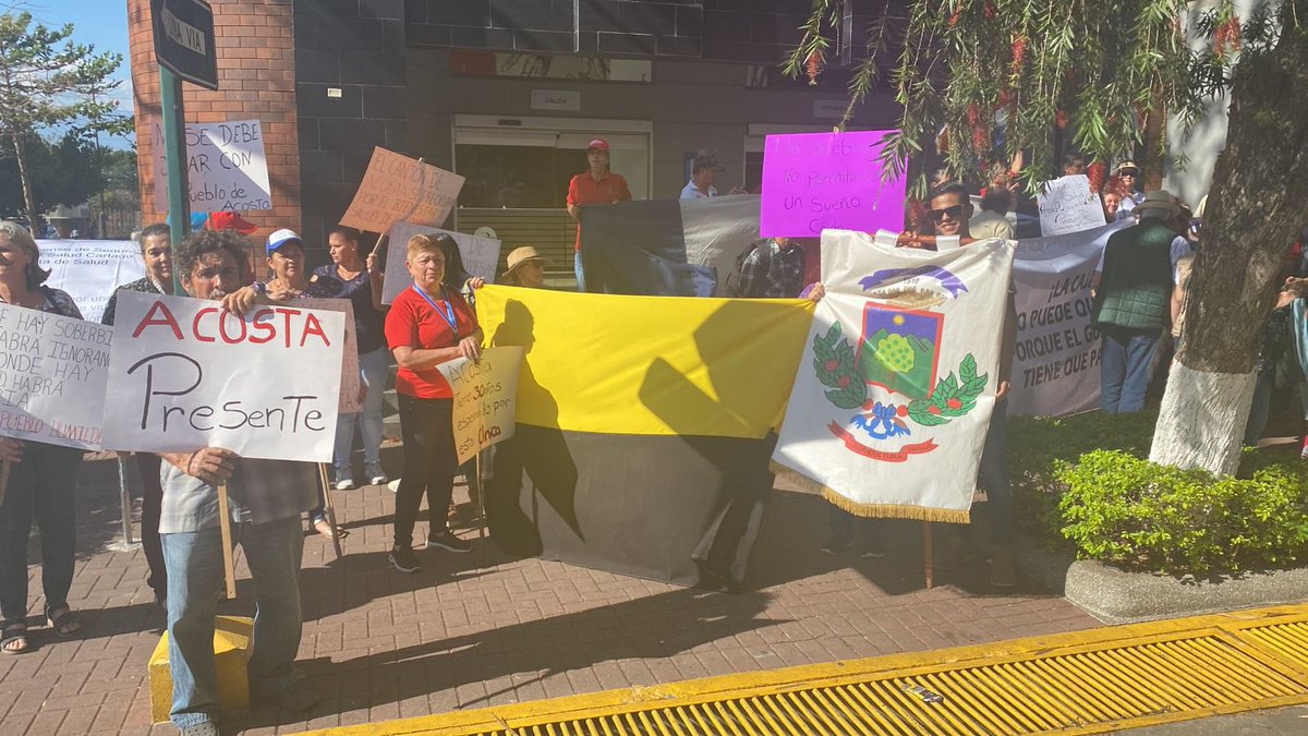 adariosp's tweet photo. Hay que tener vergüenza para reconocer el trabajo de Martha porque hace tan solo unos meses estábamos manifestándonos dado nos iba a dejar fuera de la construcción de la clínica. https://t.co/3wtg3sgvxo