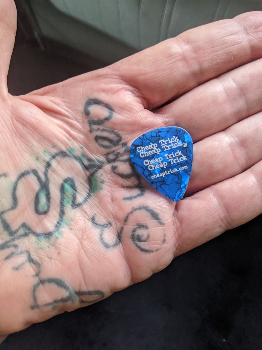 Vapinghippie's tweet image. I've seen @cheaptrick many times, but this is my one and only pick @CheapTrickRick  #rockandroll #personaltreasure #oldfartsclub 🤘😤👍💨🎸