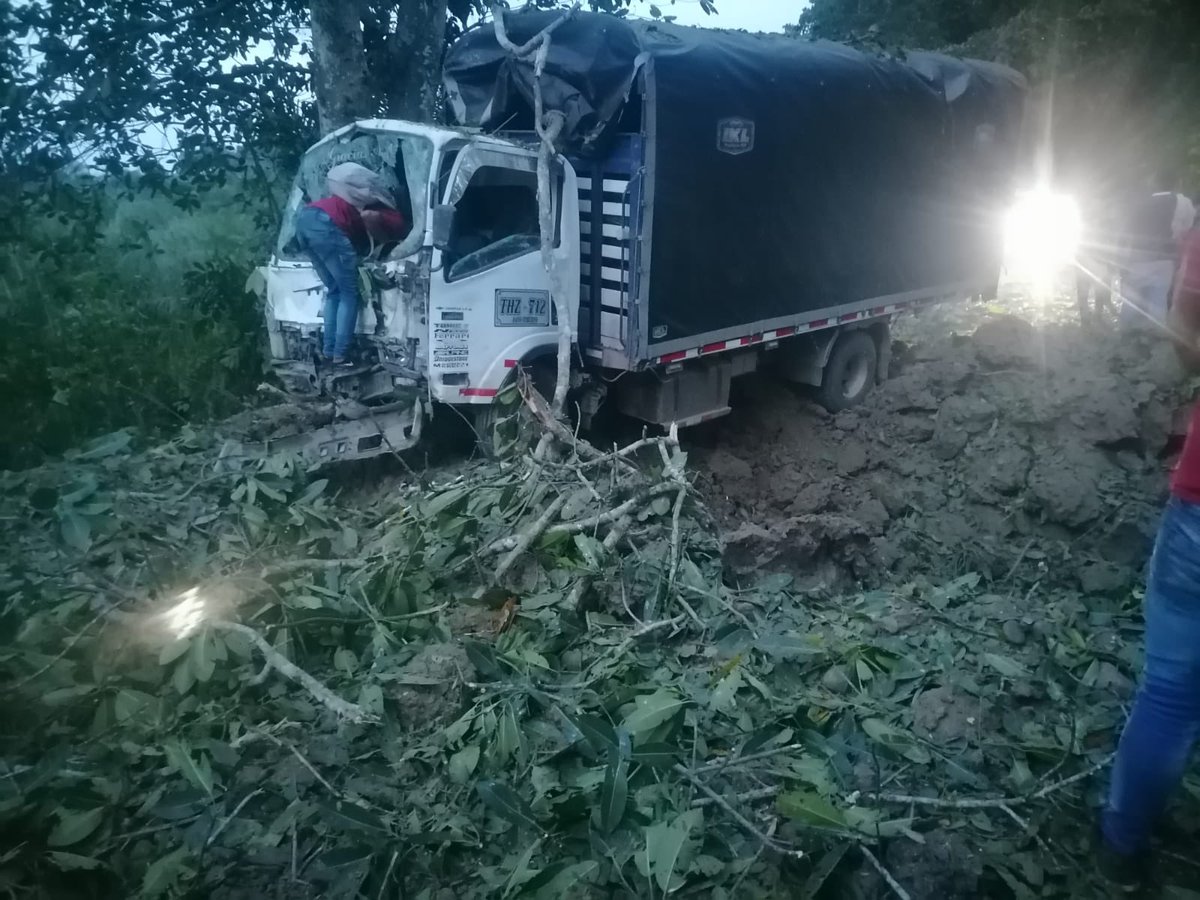 edinsonpower's tweet photo. 🚨 #ÚltimaHora Nuevo acto terrorista en la vía Cúcuta- #Tibú, sector El Rancho. Un vehículo de carga de alimentos fue cargado con explosivos. Se desconocen los autores de este hecho. Noticia en desarrollo. #Catatumbo #Seguridad #catatumbo https://t.co/HRblM4HK1D