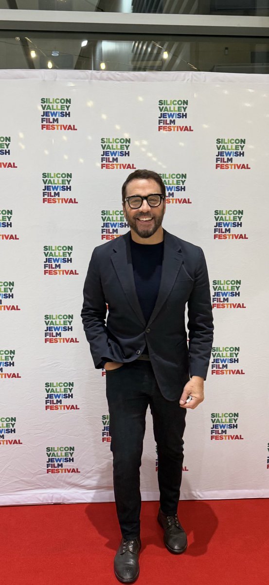 jeremypiven's tweet photo. This is me last night with my film The Performance opening the film festival. I’m trying to smile after that Bears heartbreaking loss so I’m posting this to feel better … Anyone see that?!!!
#ChiBears
#WTF https://t.co/Fy3lVaFKdx