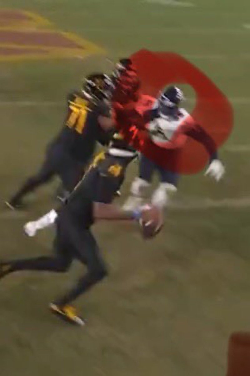 PrimeTimeHuncho's tweet photo. @NFL @Commanders POV when you have shit refs and don’t see a clear as day holding call.. https://t.co/tZxti4rgFq