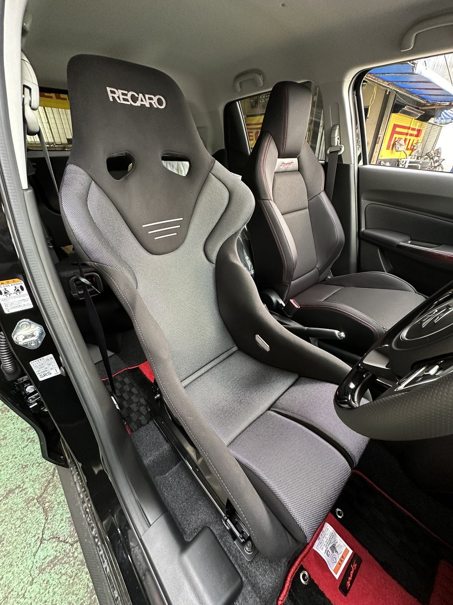 PIRELLI_4kaichi's tweet photo. スズキ SWIFTにレカロのフルバケ《RS-G GK》を取り付けです！
カラーはブラック×シルバー！
MT車なのでシートポジションもシビアに調整👍
もちろん再調整も無料でさせて頂きます！

#スズキ
#スイフト
#レカロ
#RECARO
#三重
#���日市
#ピレリ四日市 https://t.co/avz8jUhcdV