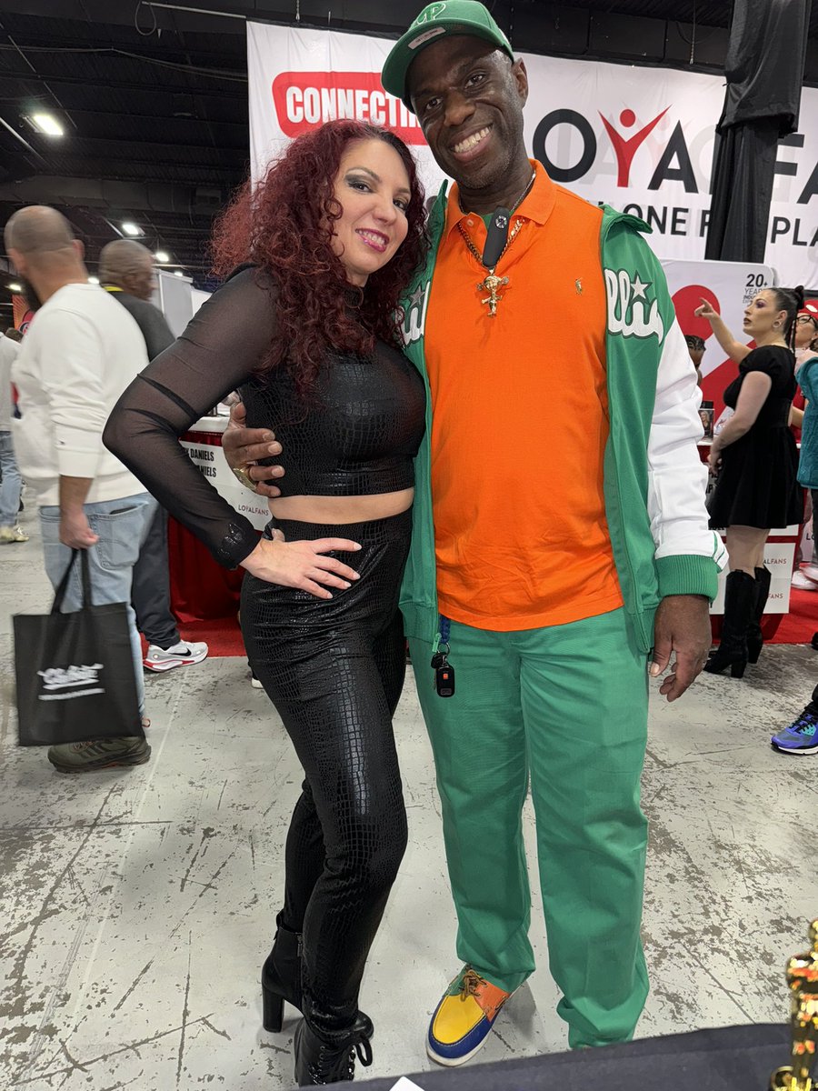 Adamsbluedog1's tweet photo. @kiki_daire It was wonderful meeting you it’s always so nice to meet very nice young ladies and seeing how hot you are I hope to see you again some other show thanks for taking my picture with @JezabelVisser https://t.co/I7gjyiWIqL
