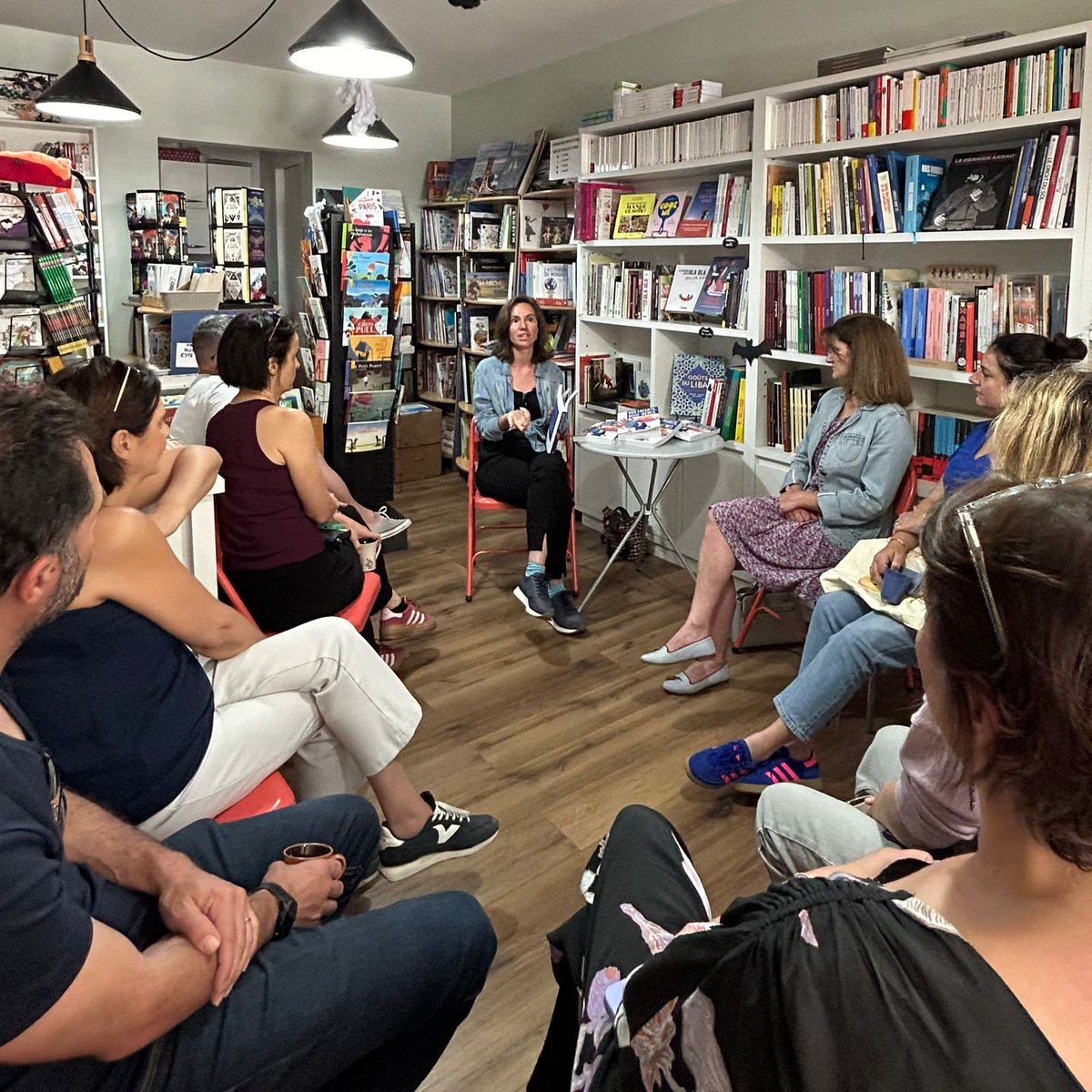 SimonHeloise's tweet image. Hier, j'ai eu le plaisir de présenter Nos enfants, nous-mêmes, notre manuel de parentalité féministe, à la Librairie Le Comptoir à Santiago. Et c'était incroyable: du public et des questions en plein dans le mille, même au bout du monde :) @Hors_d_atteinte @nenm_collectif