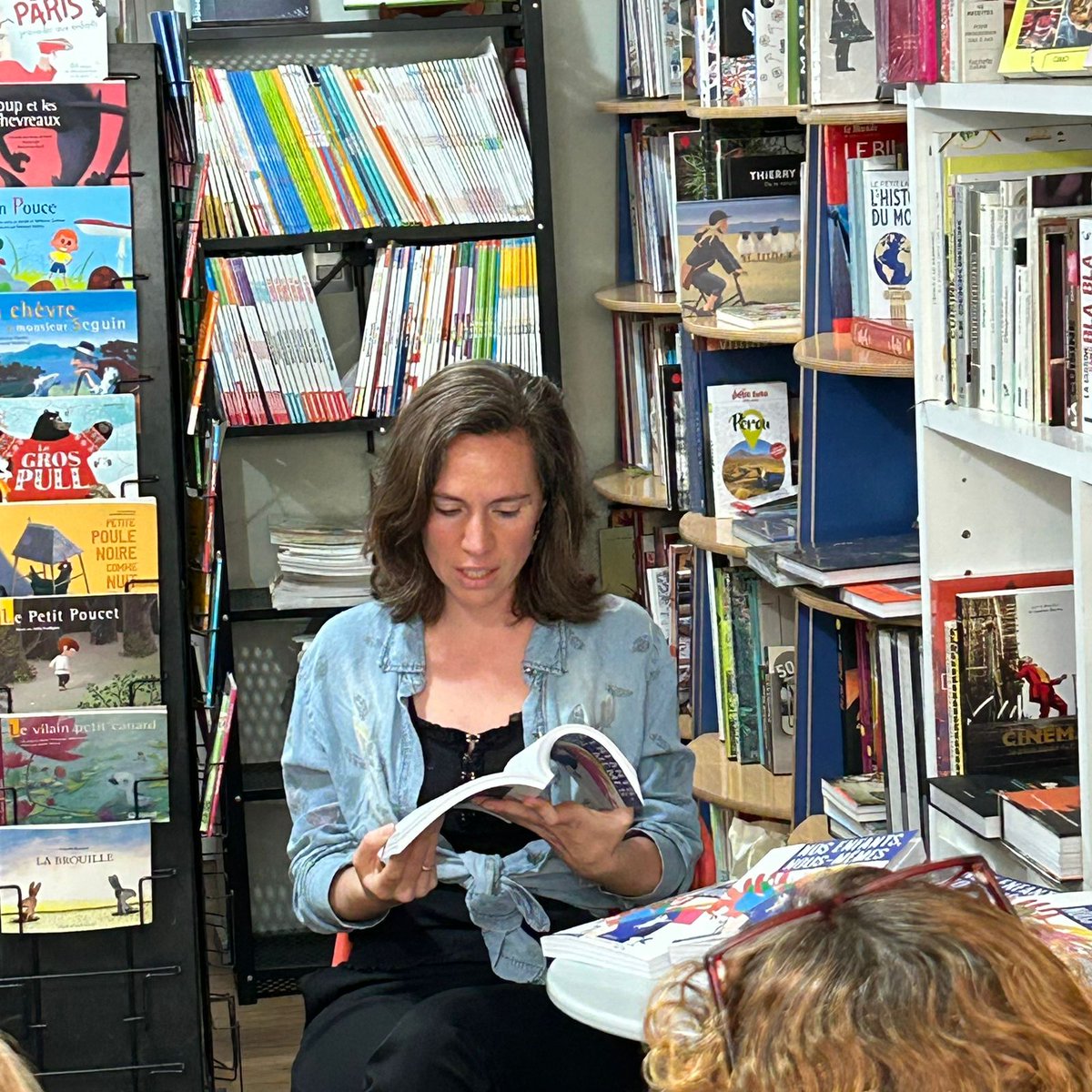 SimonHeloise's tweet image. Hier, j'ai eu le plaisir de présenter Nos enfants, nous-mêmes, notre manuel de parentalité féministe, à la Librairie Le Comptoir à Santiago. Et c'était incroyable: du public et des questions en plein dans le mille, même au bout du monde :) @Hors_d_atteinte @nenm_collectif