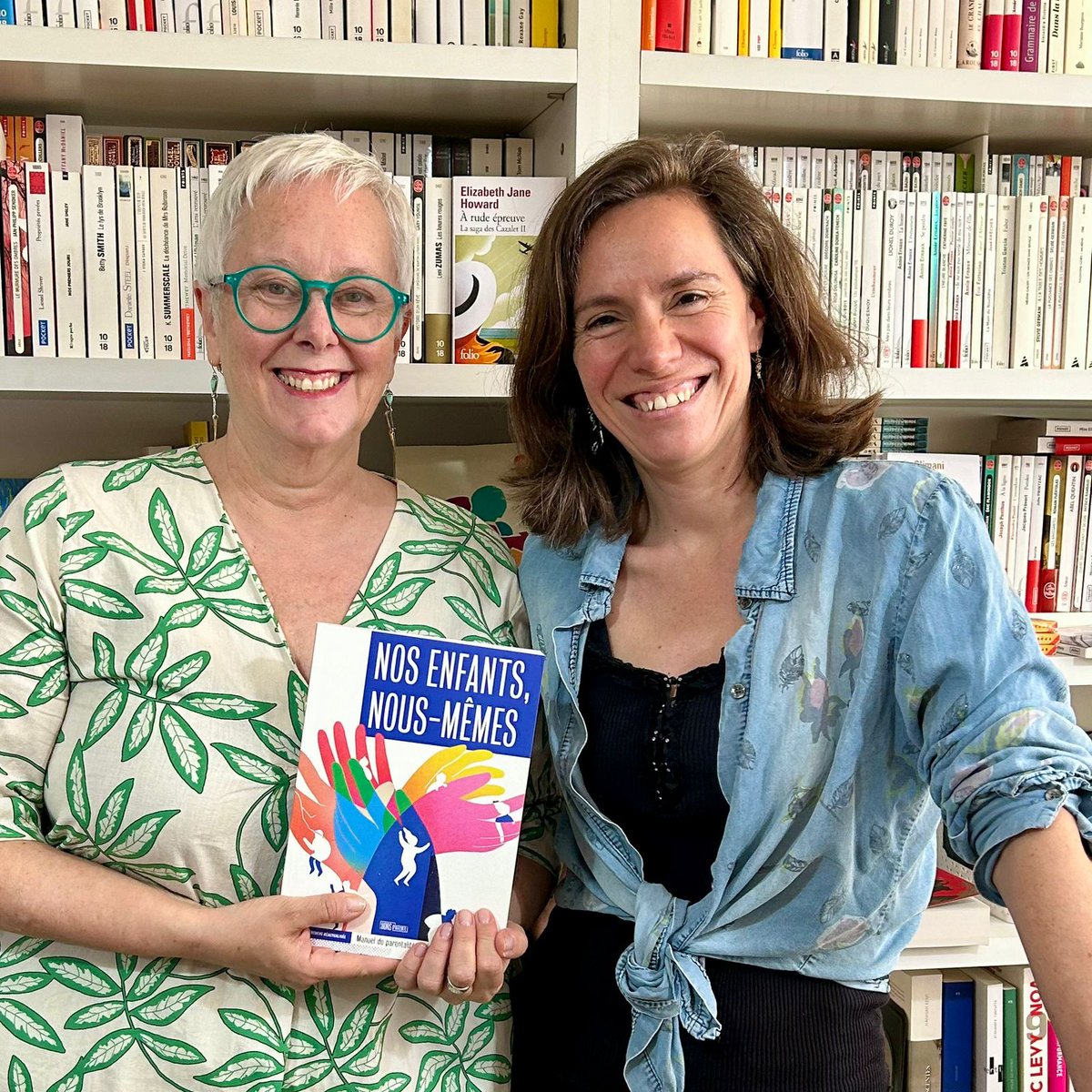 SimonHeloise's tweet image. Hier, j'ai eu le plaisir de présenter Nos enfants, nous-mêmes, notre manuel de parentalité féministe, à la Librairie Le Comptoir à Santiago. Et c'était incroyable: du public et des questions en plein dans le mille, même au bout du monde :) @Hors_d_atteinte @nenm_collectif