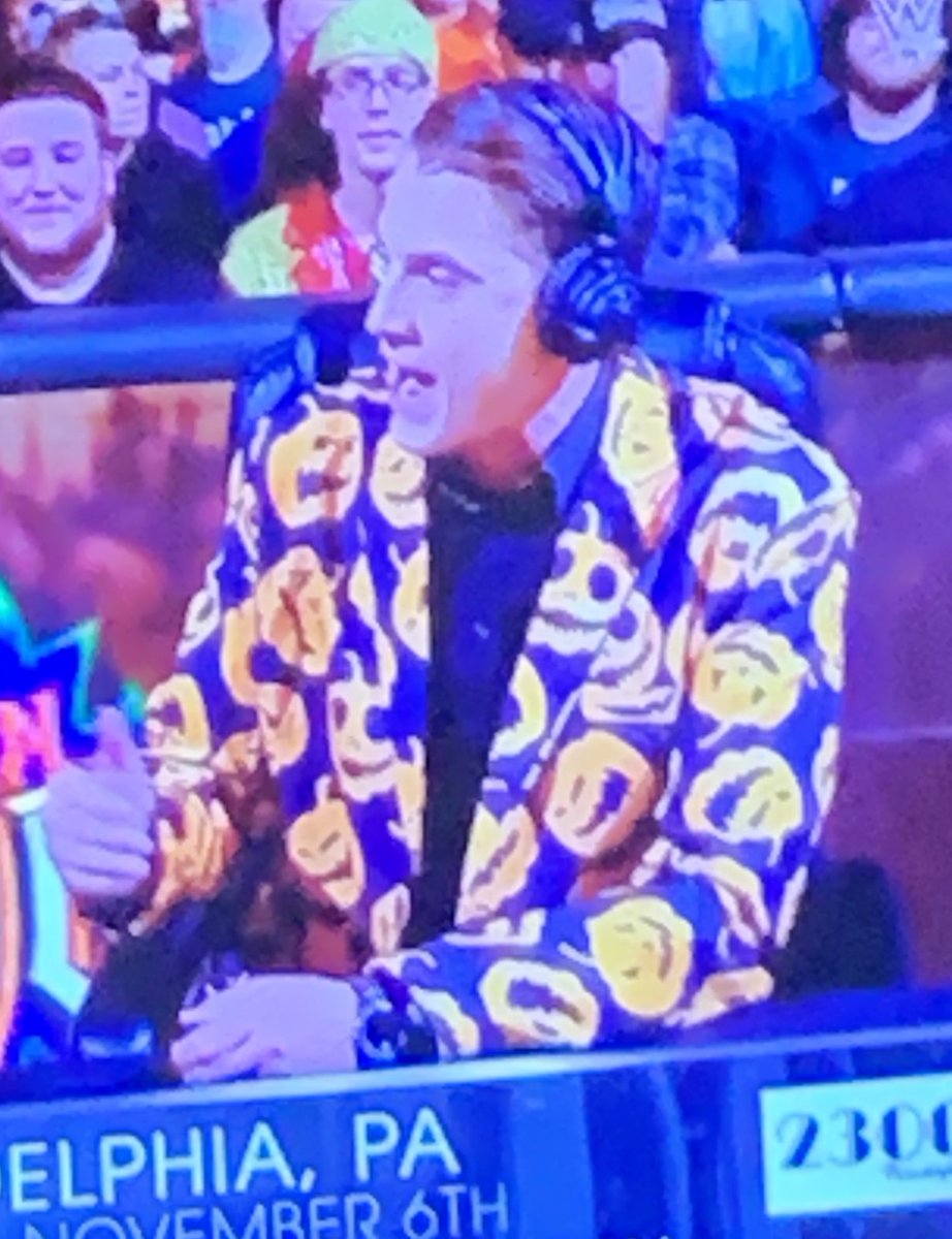 Am watching #HalloweenHavoc &amp; just realized Vic Joseph is wearing the exact same pumpkin suit I have from <a href="/SpiritHalloween/">Spirit Halloween</a> minus the tie