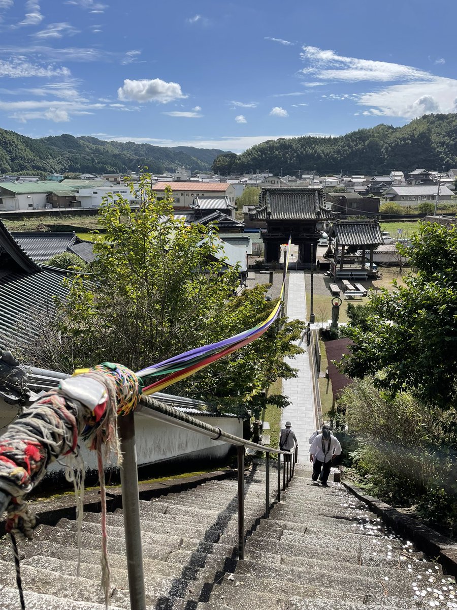 peisakuta's tweet photo. お遍路の旅（車）ようやく徳島終わった。
果たして高野山まで辿り着けるのかな。
※赤いバスは世界初の道路と線路を走るバスみたいです。 https://t.co/iVVHao1mIE