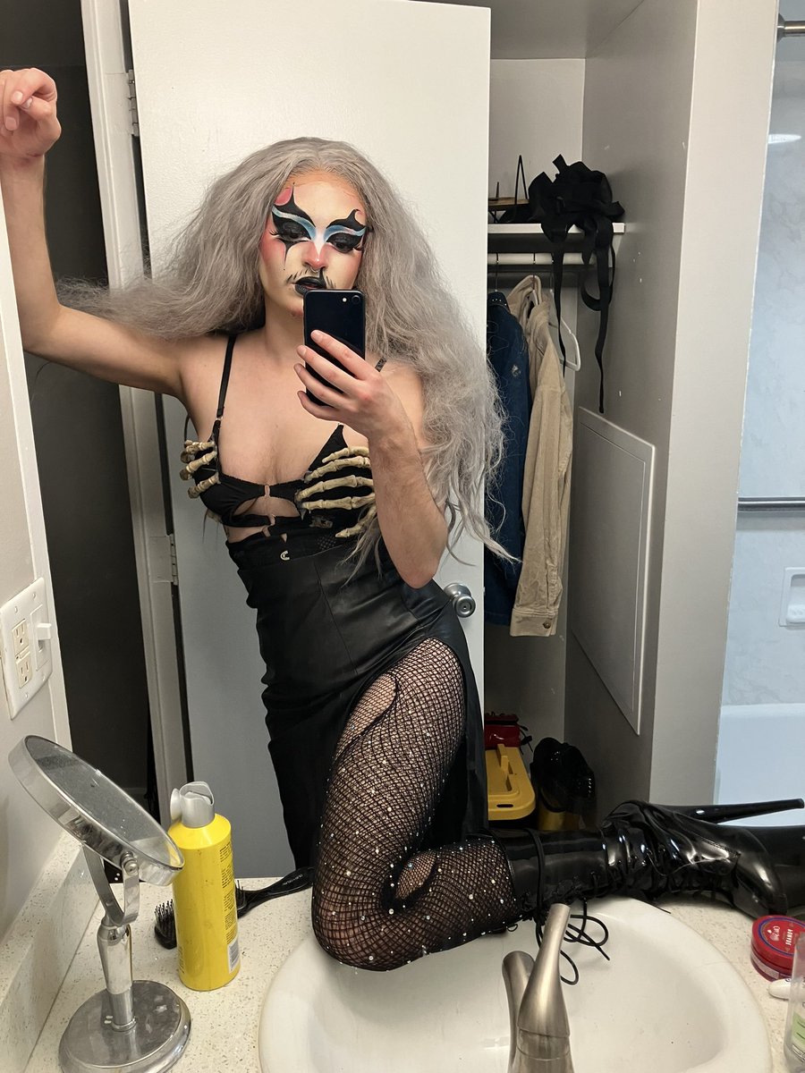 pinballmcqueenn's tweet photo. get the shoes babe https://t.co/TxvZzO3IK0