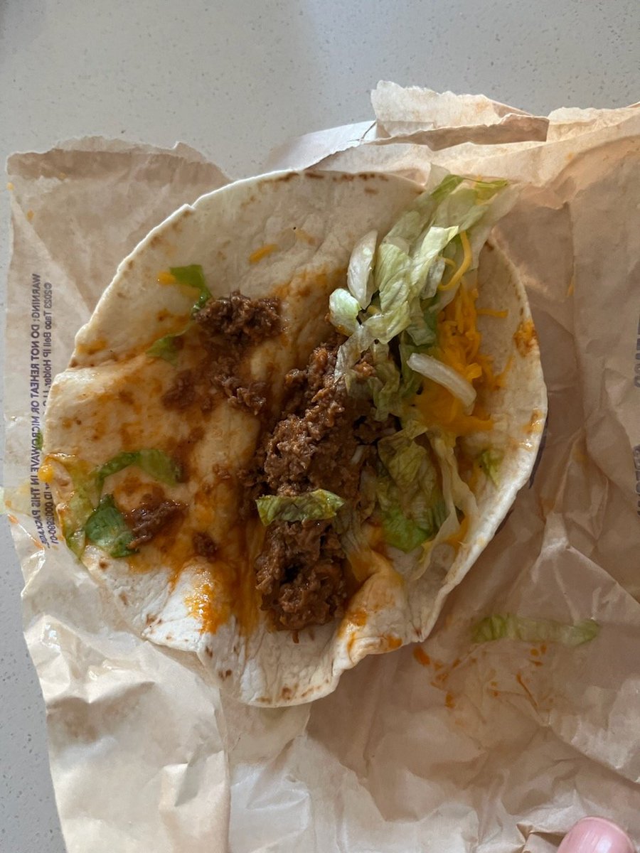 willsy13's tweet photo. @tacobell does this look like no cheese on my tacos?? Even after the manager confirmed the order said no cheese...im appalled!!! #pathetic #PoorService #DoBetter #morons https://t.co/3HqbOQKQVP