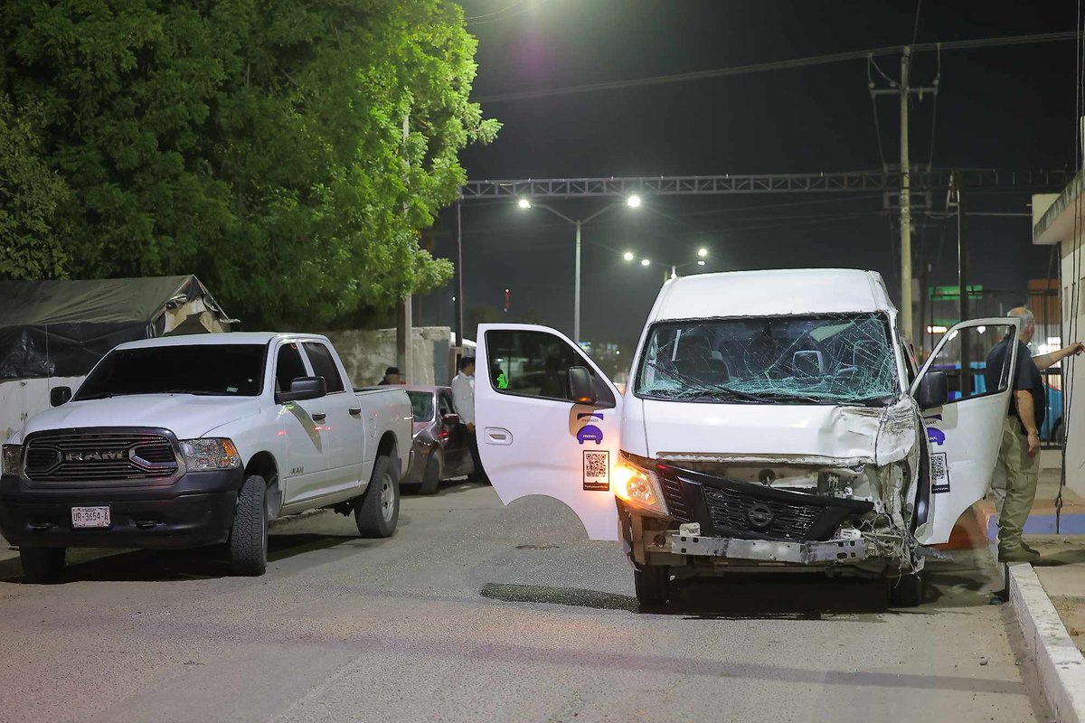 elimparcialcom's tweet image. Una camioneta de reparto de personal y un pick-up Ram de la #AMIC chocaron en el cruce de Quiroga y De Los Yaquis.

En la colisión, una persona resultó con lesiones moderadas.

📸: Especial / Grupo Healy

#Hermosillo #Inseguridad