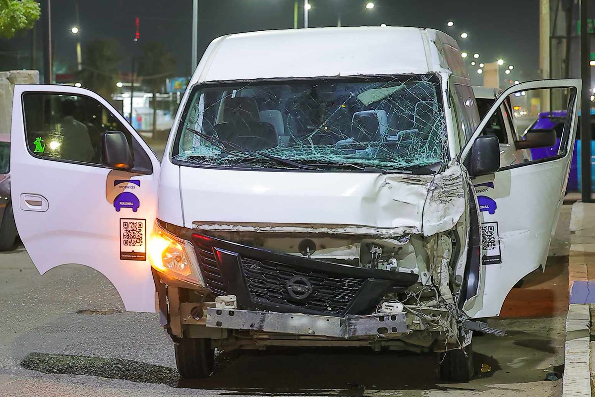 elimparcialcom's tweet image. Una camioneta de reparto de personal y un pick-up Ram de la #AMIC chocaron en el cruce de Quiroga y De Los Yaquis.

En la colisión, una persona resultó con lesiones moderadas.

📸: Especial / Grupo Healy

#Hermosillo #Inseguridad