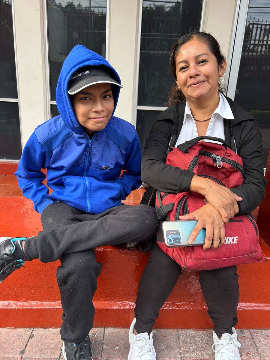 CasadelaAmistad's tweet photo. En #familia todo es mejor. Osvaldo y su mami esperan el camión de #CDLA para ir a sus citas médicas seguros y cómodos.#apoyoaniñosconcancer #luchacontraelcancerinfantil https://t.co/e0CSuH92vK